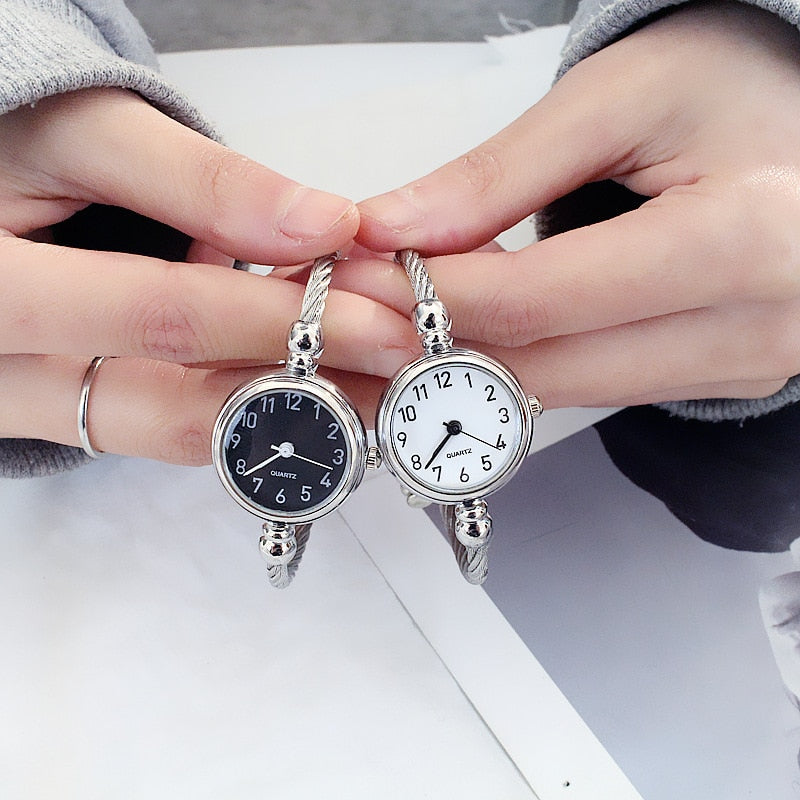 Women's Watches Bracelet Style Opening Simple Retro Art Fashion Watches Women's Fashion Quartz Watch Relogio Feminino（Silver belt）