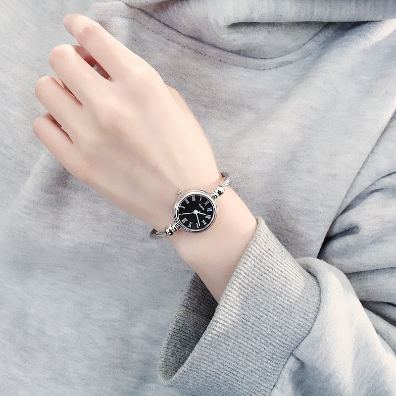 Women's Watches Bracelet Style Opening Simple Retro Art Fashion Watches Women's Fashion Quartz Watch Relogio Feminino（Silver belt）